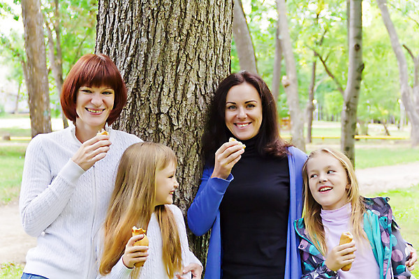 포토 JPG 해외이미지 백인 여학생 여자 딸 유럽 어린이 가족 엄마 웃음 사람 여러명 흰색 그룹 8 6 먹기 7 해외202004 해외포토 서양인 학생 나라 컬러 다수 관계 모션 표정 숫자 파일형식 이미지허브