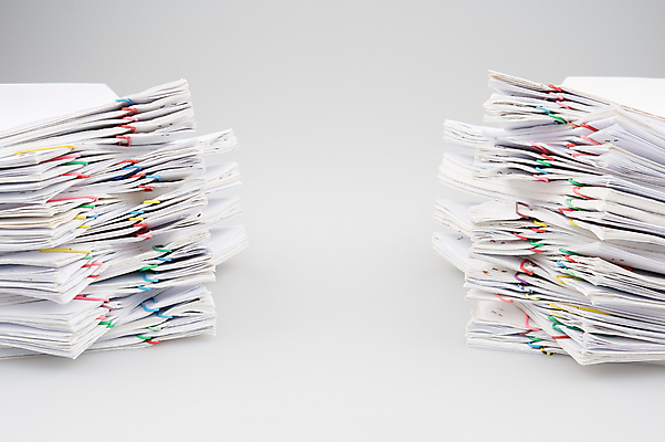 포토 JPG 해외이미지 종이 비즈니스 성공 설계 사람없음 빨간색 파란색 컬러풀 쌓기 자료 흰색 업무 인쇄 보고서 문서 클립 영수증 시트 계좌 과부하 옛날 해외202004 해외포토 컬러 컨셉 모션 금융 작업 파일형식 이미지허브