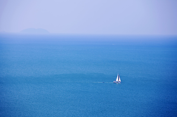 포토 JPG 해외이미지 바다 요트 자연 항해 사람없음 야외 물 파란색 뿌연 수평선 해외202004 해외포토 자연요소 컬러 배_교통 생태계 파일형식 이미지허브