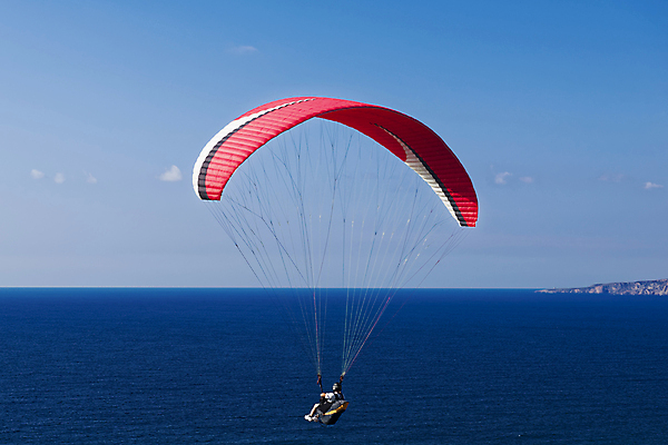 포토 JPG 해외이미지 구름 스포츠 바다 포즈 날개 하늘 한명 풍경 야외 파란색 자유 비행 체험 지중해 익스트림스포츠 스카이다이빙 낙하산 글라이더 무료 해외202004 해외포토 자연요소 1 컬러 컨셉 사람 파일형식 이미지허브