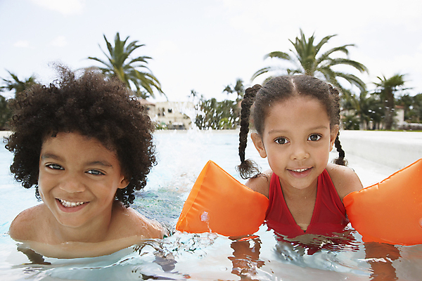 포토 JPG 해외이미지 주간 응시 여자 남자 여유 어린이 가족 수영장 남매 소년 상반신 야외 앞모습 아웃포커스 여름휴가 바캉스 야자수 어린이만 해외202004 해외포토 자연요소 나무 시선 감정 뷰포인트 관계 휴가 촬영기법 사람 파일형식 여름_계절 이미지허브