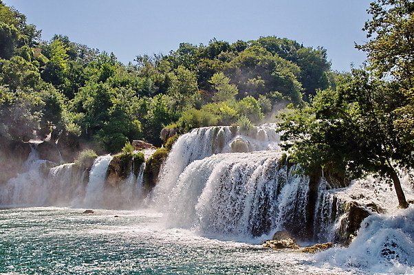 포토 JPG 해외이미지 식물 공원 유럽 호수 여행 백그라운드 자연 휴가 휴식 풍경 사람없음 야외 초록색 물 여름 파란색 강 환경 폭포 흐름 가을 신선 개울 떨어짐 숲 크로아티아 내추럴 전국 해외202004 해외포토 자연요소 계절 공공시설 나라 컬러 컨셉 생태계 파일형식 이미지허브