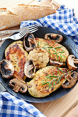 포토 JPG 해외이미지 음식 빵 포크 채소 마늘 육류 사람없음 목재 치킨 버섯 튀김 수확 시골 신선 그릴 바게트 허브 레시피 로즈메리 카피스페이스 해외202004 해외포토 나무 식물 식기 농업 식재료 재료 주방용품 공백 닭고기요리 파일형식 이미지허브