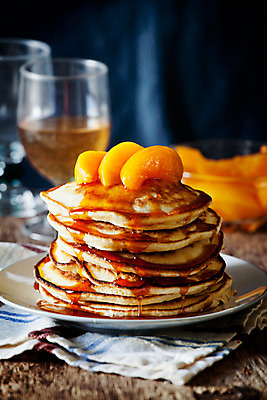 포토 JPG 해외이미지 접시 음식 단풍 잎 과일 탁자 아침 디저트 요리 사람없음 갈색 노란색 쌓기 검은색 식사 빵집 견과류 튀김 흰색 신선 최고 뜨거움 원형 황금 붓기 닫기 달콤 맛 아침식사 굽기 복숭아 토핑 시럽 레시피 꿀 팬케이크 점심식사 페스츄리 핸드메이드 캐러멜 해외202004 해외포토 주간 도형 식물 식기 빵 컬러 가구 컨셉 모션 케이크 상점 구이 파일형식 이미지허브