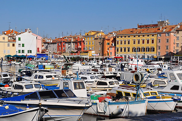 포토 JPG 해외이미지 유럽 밧줄 바다 요트 조류 하늘 휴가 주택 파노라마 어업 사람없음 건물 물 파란색 컬러풀 마을 항구 산책로 보트 역사 크루즈 어부 지중해 클럽 포트 크로아티아 닻 해외202004 해외포토 자연요소 동물 직업 건축물 나라 산업 길 줄 컬러 배_교통 교통시설 촬영기법 파일형식 이미지허브