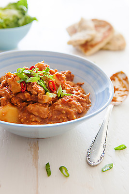 포토 JPG 해외이미지 고추 감자 사람없음 숟가락 식사 저녁식사 치킨 사발 카레 해외202004 해외포토 음식 채소 수저 사기그릇 닭고기요리 파일형식 이미지허브