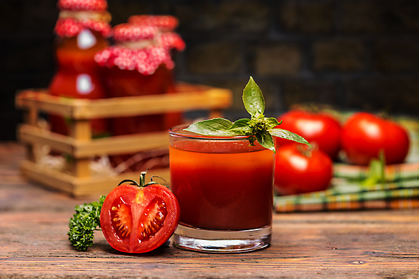 포토 JPG 해외이미지 잎 토마토 검은배경 단면 잔 실내 사람없음 아웃포커스 나무탁자 토마토주스 파슬리장식 해외202004 해외포토 식물 식기 백그라운드 채소 탁자 촬영기법 내부 장식 검은색 야채주스 파일형식 이미지허브