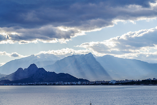 포토 JPG 해외이미지 나무 구름 유럽 스포츠 바다 하늘 호텔 휴가 휴식 산 주택 사람없음 여름 태양 여행객 수영 목욕 도시 선탠 지중해 황소자리 칠면조 로마인 비잔틴 절정 해외202004 해외포토 자연요소 식물 계절 나라 컨셉 조류 숙소 사람 인종 건물 청결 별자리 수상스포츠 제국 파일형식 이미지허브