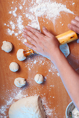 포토 JPG 해외이미지 1 할머니 포즈 백그라운드 재료 탁자 주택 실내 관리 요리 사람 취미 사람없음 목재 노란색 쿠키 과자 주방 식사 업무 도넛 정상 굽기 준비 만들기 방법 제빵사 해외202004 해외포토 나무 직업 여자 노년 컬러 가구 모션 디저트 내부 건물 작업 구이 파일형식 이미지허브