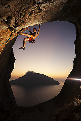 포토 JPG 해외이미지 전신 남자 밧줄 하늘 매달리기 한명 성인 야외 옆모습 잡기 야간 암벽 오르기 암벽등반 암벽등반가 성인남자한명만 해외202004 해외포토 자연요소 1 줄 뷰포인트 모션 사람 등산 남자한명만 성인남자만 파일형식 이미지허브