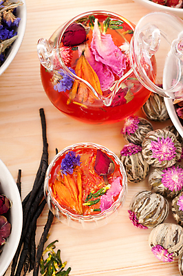 포토 JPG 해외이미지 실내 사람없음 찻잔 찻주전자 찻잎 꽃차 나무배경 해외202004 공예차 해외포토 백그라운드 주전자 잔 내부 차_음료 파일형식 이미지허브