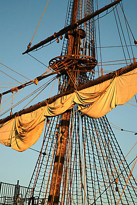 포토 JPG 해외이미지 바다 여행 항해 사람없음 목재 옆모습 항구 일몰 보트 황무지 역사 확대 메인 네덜란드 함선 암초 천연기념물 돛대 복제 옛날 원정 해외202004 해외포토 나무 유럽 뷰포인트 배_교통 재료 교통시설 노을 파일형식 이미지허브