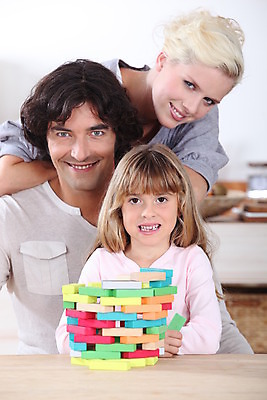 포토 JPG 해외이미지 백인 라이프스타일 옷 행복 어린이 가족 놀이 엄마 휴식 주택 3 사랑 웃음 사람 세명 기쁨 게임 흰색 아빠 주말 세대 내추럴 통일 해외202004 해외포토 서양인 감정 컬러 컨셉 관계 표정 건물 생활 파일형식 이미지허브