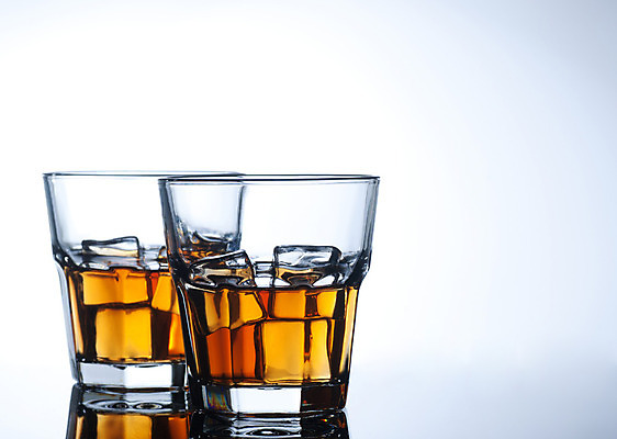 포토 JPG 해외이미지 스튜디오촬영 음료 백그라운드 기념 사람없음 물 갈색 노란색 얼음 알코올 칵테일 액체 영혼 고급 큐브 흰배경 알코올중독 버번 브랜디 코냑 해외202004 해외포토 자연요소 컬러 컨셉 주류 실내 와인 흰색 중독 파일형식 이미지허브