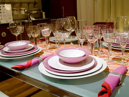 포토 JPG 해외이미지 라이프스타일 그릇 식기 접시 조각 포크 유리 탁자 주택 사람없음 빨간색 식당 숟가락 식사 저녁식사 흰색 사발 칼 제비꽃 설정 해외202004 해외포토 꽃 컬러 가구 재질 수저 건물 생활 상점 사기그릇 파일형식 이미지허브