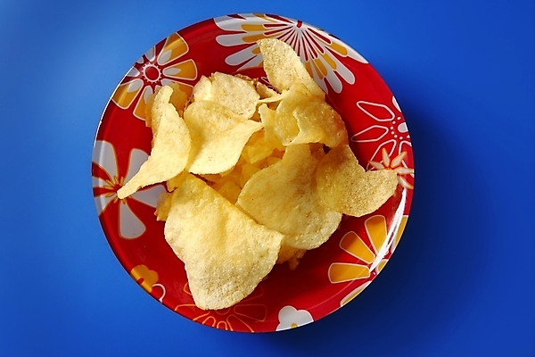 포토 JPG 해외이미지 그릇 실내 사람없음 하이앵글 쌓기 과자 파란배경 감자칩 짠맛 해외202004 해외포토 식기 뷰포인트 백그라운드 모션 디저트 내부 파란색 칩_음식 맛 파일형식 이미지허브