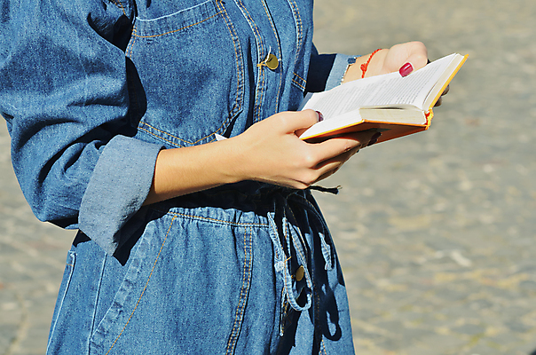 포토 JPG 해외이미지 백인 1 학생 응시 여자 교육 행복 안경 운동화 배낭 학교 한명 서기 사람 동양인 성인 야외 책 잡기 대학교 해외202004 해외포토 서양인 시선 잡화 감정 신발 가방 모션 인종 파일형식 이미지허브