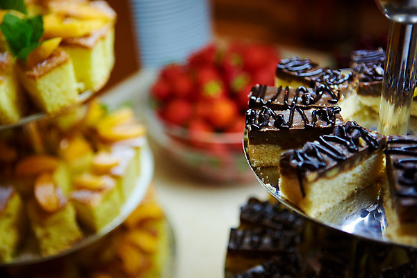 포토 JPG 해외이미지 접시 음식 분홍색 결혼 백그라운드 과일 유리 탁자 딸기 휴가 디저트 사탕 요리 이벤트 사람없음 장식 빨간색 세로 파티 케이크 요식업 식당 초콜릿 식사 빵집 흰색 축하 신선 바 생일 달콤 맛 설탕 컵케이크 굽기 배열 크림 A 뷔페 팝 페스츄리 해외202004 해외포토 식기 알파벳 기념일 산업 빵 컬러 가구 컨셉 재질 상점 구이 파일형식 이미지허브