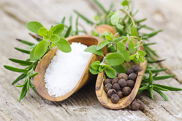 포토 JPG 해외이미지 디자인 음식 바다 백그라운드 재료 자연 건강 요리 사람없음 목재 숟가락 목욕 닫기 맛 먹기 허브 향신료 국자 소금 결정체 후추 로즈메리 내추럴 작살 카피스페이스 해외202004 해외포토 나무 식물 컨셉 모션 주방용품 수저 청결 공백 생태계 향미료 파일형식 이미지허브