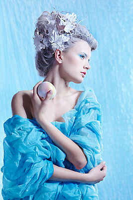 포토 JPG 해외이미지 백인 모델 헤어스타일 계절 여자 유럽 얼굴 조각 크리스마스 겨울 동화 요정 한명 사람 파란색 유행 냉동 얼음 추위 흰색 눈송이 화려 맛 사과 12월 피부관리 서리 공상 마법 눈보라 폭설 몽환 해외202004 해외포토 자연요소 서양인 1 기념일 나라 컬러 컨셉 과일 눈_날씨 신체부위 뷰티 날짜 자연재해 파일형식 이미지허브