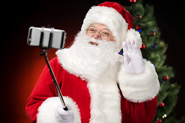 포토 JPG 해외이미지 전통 계절 행복 크리스마스 겨울 산타모자 휴가 새해 선물 한명 손짓 가로 스마트폰 산타클로스 축제 인사 마법 크리스마스이브 클라우스 해외202004 해외포토 모자_잡화 1 기념일 감정 모션 사람 핸드폰 스마트기기 예절 파일형식 이미지허브