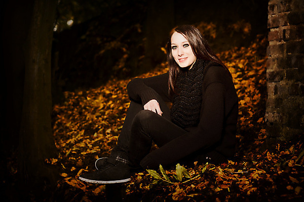 포토 JPG 해외이미지 백인 모델 긴머리 응시 공원 여자 벽 잎 자연 한명 미소 앉기 가로 검은색 어둠 추위 가을 기다림 신비 향수 예술가 땅바닥 숨기 시인 힙스터 해외202004 해외포토 서양인 식물 직업 1 헤어스타일 시선 계절 공공시설 패션 컬러 컨셉 모션 바닥 표정 사람 화장품 생태계 파일형식 이미지허브