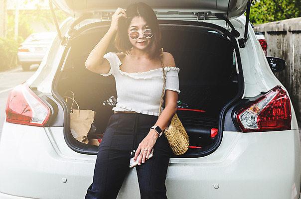 포토 JPG 해외이미지 백인 라이프스타일 응시 여자 행복 여행 교통시설 자동차 자연 남편 모바일 휴가 한명 미소 사람 앉기 동양인 성인 야외 여름 스마트폰 핸드폰 여행객 맑음 자유 잡기 운전사 자동 힙스터 해외202004 해외포토 서양인 직업 1 시선 계절 패션 감정 육상교통 교통 컨셉 모션 날씨 표정 인종 생활 전자제품 스마트기기 시설 생태계 파일형식 이미지허브