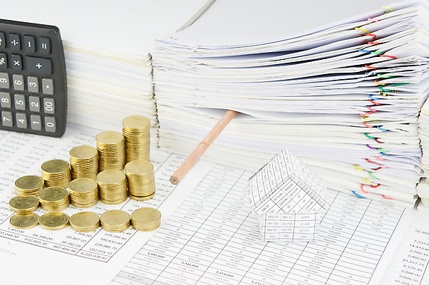 포토 JPG 해외이미지 종이 비즈니스 성공 설계 주택 사람없음 연필 갈색 쌓기 동전 검은색 자료 계산기 흰색 업무 황금 인쇄 보고서 문서 클립 영수증 시트 계좌 옛날 해외202004 해외포토 컬러 컨셉 돈 모션 문구용품 학용품 건물 금융 필기구 장비 작업 파일형식 이미지허브