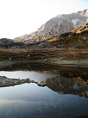 포토 JPG 해외이미지 호수 자연 하늘 아침 산 풍경 사람없음 물 반사 정상 암초 절정 해외202004 해외포토 주간 자연요소 생태계 파일형식 이미지허브