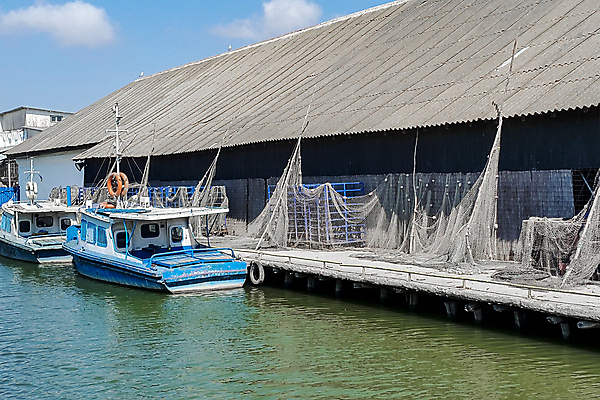 포토 JPG 해외이미지 전통 산업 벽 바다 지붕 낚시 건조 사람없음 야외 물 파란색 햇빛 흰색 만 그물 보트 작음 함선 상업 어장 옛날 채널 해외202004 해외포토 자연요소 컬러 배_교통 레저 태양 크기 파일형식 이미지허브