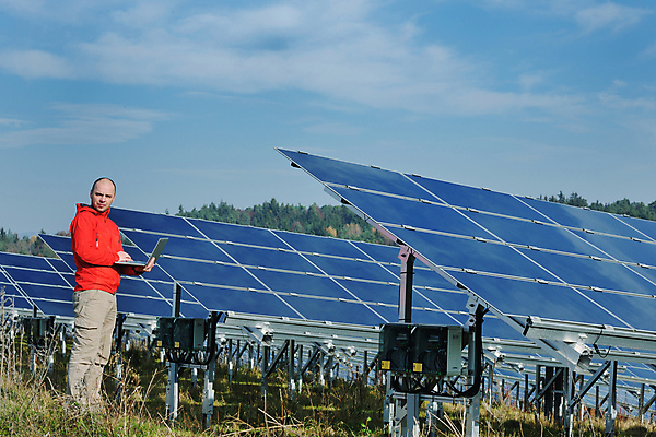 포토 JPG 해외이미지 주간 전신 구름 남자 하늘 한명 들기 성인 야외 옆모습 노트북 태양에너지 집열판 성인남자한명만 해외202004 해외포토 자연요소 1 뷰포인트 모션 사람 전자제품 그린에너지 남자한명만 성인남자만 파일형식 이미지허브