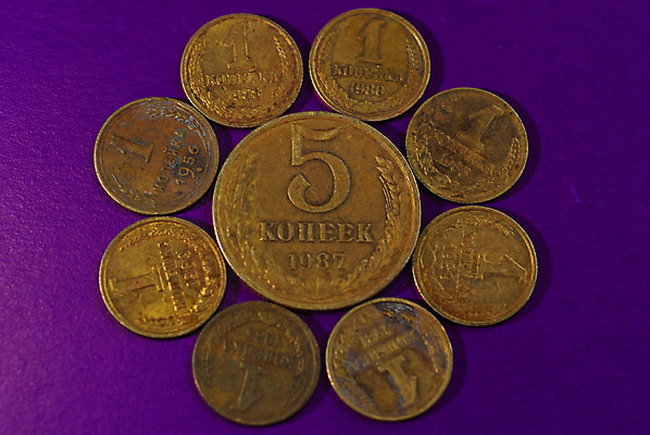 포토 JPG 해외이미지 종이 백그라운드 돈 비즈니스 사람없음 금융 쇼핑 판매 달러 동전 저축 유로 인사 신용카드 지갑 변화 재산 황금 구매 은색 주식 플라스틱 고객 사인 결제 소매 전자상거래 대출 빚 계좌 비자 요금 인출 비용 해외202004 해외포토 컬러 컨셉 재질 경제 예절 파일형식 이미지허브