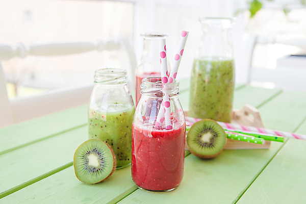 포토 JPG 해외이미지 음료 음식 다이어트 과일 유리 딸기 건강 키위 씨앗 사람없음 가로 초록색 컬러풀 숟가락 주스 수확 신선 아침식사 국자 유기농 산딸기 레시피 밀짚 내추럴 숙성 스무디 채식주의자 디톡스 비건 해외202004 해외포토 식물 웰빙 컬러 농업 재질 주방용품 수저 식사 짚 채식 파일형식 이미지허브