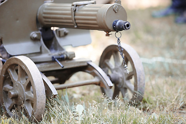 포토 JPG 해외이미지 1 무기 밭 사람없음 야외 가로 금속 총 수확 위험 충돌 철 오브젝트 복고 군용 싸움 전쟁 육군 무거움 구식 소비에트 엽총 옛날 해외202004 해외포토 컨셉 농업 모션 재질 군대 무게 파일형식 이미지허브