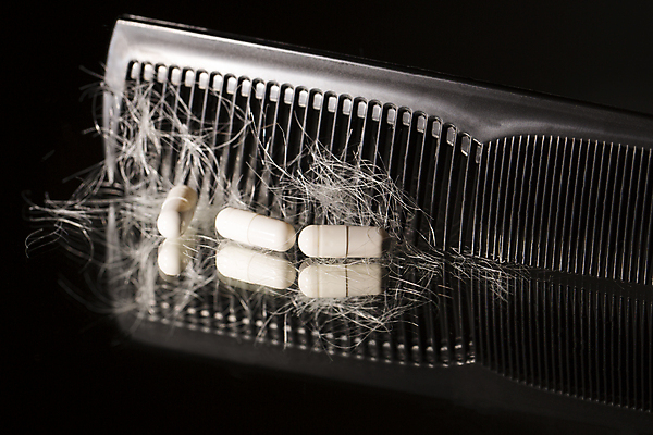 포토 JPG 해외이미지 검은배경 근접촬영 사람없음 뷰티 알약 반사 머리카락 머리빗 헤어관리 두피케어 치료제 탈모 탈모클리닉 해외202004 탈모예방 해외포토 뷰포인트 백그라운드 약 머리 검은색 미용용품 예방 클리닉 증상 파일형식 이미지허브