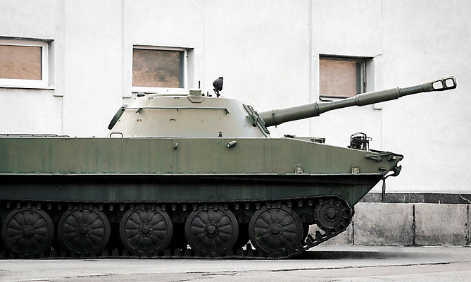 포토 JPG 해외이미지 무기 거리 주택 사람없음 건물 장비 총 도시 바퀴 수비 보호 위험 공격 발사 충돌 위협 군용 싸움 전쟁 탱크 육군 짐차 대포 갑옷 우크라이나 작전 해외202004 해외포토 건축물 유럽 컨셉 모션 자동차 군대 보호장비 파일형식 이미지허브