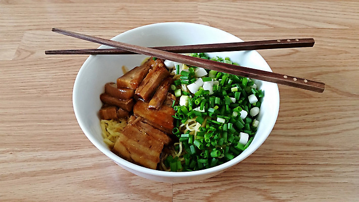 포토 JPG 해외이미지 전통 아시아 음식 채소 젓가락 탁자 양파 돼지고기 요리 동양인 사람없음 목재 초록색 식당 계란 식사 저녁식사 중국 봄 흰색 신선 면 뜨거움 도자기 사발 맛 수프 정상 먹기 국수 점심식사 삶기 해외202004 해외포토 나무 계절 나라 컬러 가구 컨셉 재료 모션 수저 육류 인종 상점 알 면류 사기그릇 파일형식 이미지허브