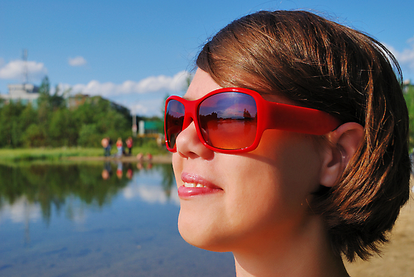 포토 JPG 해외이미지 1 여자 안경 호수 얼굴 갈색머리 한명 사람 야외 빨간색 물 반사 도시 플라스틱 해외202004 해외포토 자연요소 헤어스타일 잡화 컬러 재질 신체부위 파일형식 이미지허브