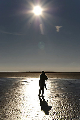 포토 JPG 해외이미지 여자 모래 바다 겨울 자연 독일 풍경 사람없음 물 파란색 태양 맑음 홍수 썰물 노려봄 해외202004 해외포토 자연요소 계절 유럽 컬러 날씨 표정 사람 자연재해 생태계 파일형식 이미지허브