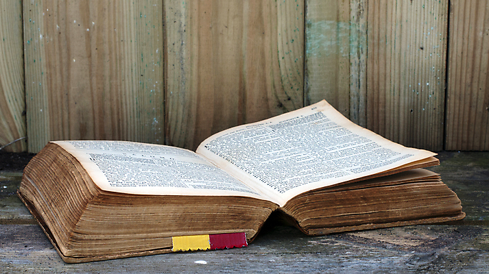 포토 JPG 해외이미지 탁자 사람없음 목재 책 갈색 성경 어둠 수확 옛날 해외202004 해외포토 나무 컬러 가구 농업 재료 종교용품 파일형식 이미지허브