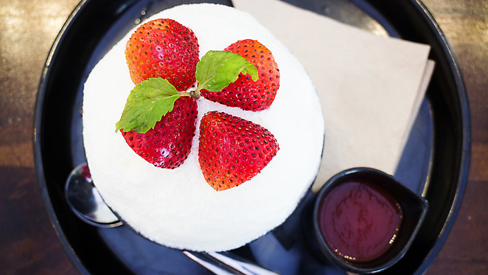 포토 JPG 해외이미지 열매 음식 분홍색 과일 딸기 휴가 디저트 치즈 사람없음 여름 컬러풀 냉동 얼음 여러개 우유 추위 흰색 신선 사발 달콤 맛 시원함 설탕 먹기 민트 크림 국자 상쾌 내추럴 해외202004 해외포토 자연요소 식물 계절 감정 컬러 다수 컨셉 모션 주방용품 유제품 사기그릇 허브 파일형식 이미지허브