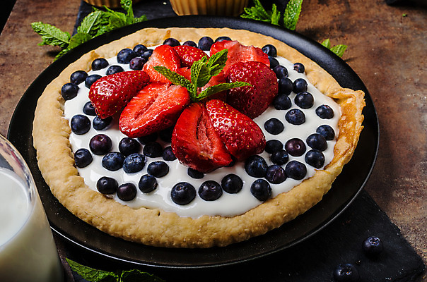 포토 JPG 해외이미지 접시 열매 음식 백그라운드 과일 탁자 딸기 디저트 치즈 사람없음 목재 빨간색 파란색 케이크 초콜릿 빵집 우유 흰색 시골 신선 달콤 맛 설탕 굽기 민트 크림 유기농 냅킨 블루베리 산딸기 블랙베리 바이오 타르트 페스츄리 핸드메이드 방식 해외202004 해외포토 나무 식물 식기 웰빙 빵 컬러 가구 컨셉 재료 유제품 상점 구이 허브 파이_빵 파일형식 이미지허브