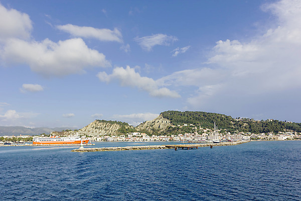 포토 JPG 해외이미지 바다 하늘 휴가 사람없음 물 파란색 관광지 맑음 그리스 포트 타운 해외202004 해외포토 자연요소 유럽 컬러 여행 날씨 도시 파일형식 이미지허브