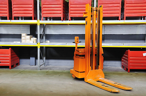 포토 JPG 해외이미지 산업 비즈니스 공장 실내 사람없음 지게차 해외202004 해외포토 공업 내부 중장비 파일형식 이미지허브