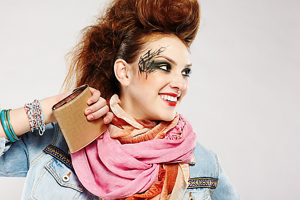 포토 JPG 해외이미지 백인 모델 라이프스타일 헤어스타일 여자 행복 유럽 문화 얼굴 분홍색 팔찌 한명 미소 사람 빨간색 파란색 유행 목도리 재킷 회색 흰색 청바지 표현 도시 화려 지갑 생강 주근깨 빨간머리 펑크 스타일 해외202004 해외포토 서양인 1 잡화 감정 나라 컬러 컨셉 채소 장신구 바지 표정 생활 신체부위 외투 점 파일형식이미지허브 