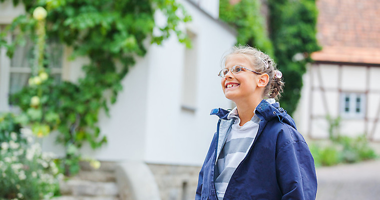 포토 JPG 해외이미지 백인 1 응시 여자 행복 유럽 어린이 여행 휴가 거리 독일 한명 사람 야외 건물 세로 여름 여행객 걷기 흰색 도시 달콤 작음 타운 걸음마 떠남 해외202004 해외포토 서양인 건축물 시선 계절 감정 나라 컬러 모션 맛 크기 파일형식 이미지허브