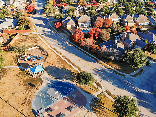 포토 JPG 해외이미지 나무 외관 공원 어린이 모래 잎 가족 주택 안테나 잔디 사람없음 야외 컬러풀 장난감 운동 정원 기쁨 장비 가을 게임 도시 재산 정상 미끄럼틀 놀이터 플라스틱 그네 싱글 타운 일반 이웃 드론 해외202004 해외포토 식물 계절 공공시설 감정 컬러 통신 관계 재질 놀이 건강 사람 건물 금융 놀이기구 파일형식 이미지허브