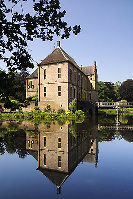 포토 JPG 해외이미지 나무 공원 하늘 사람없음 건물 물 파란색 반사 나뭇가지 시골 중세 재산 기념물 천연기념물 해외202004 해외포토 자연요소 식물 건축물 공공시설 컬러 금융 역사 파일형식 이미지허브