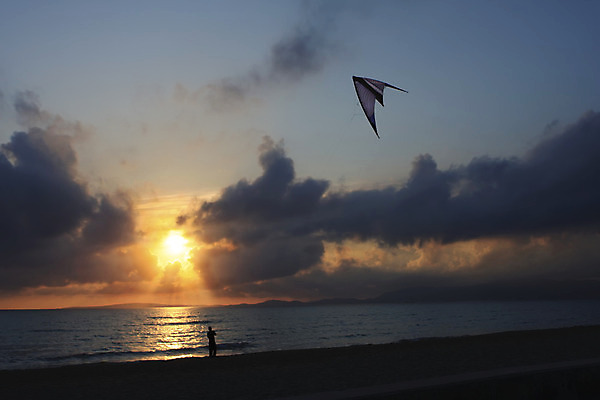 포토 JPG 해외이미지 바람 사람없음 일몰 스페인 연 해외202004 해외포토 자연요소 유럽 날씨 놀이용품 노을 파일형식 이미지허브