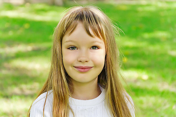 포토 JPG 해외이미지 백인 여학생 유럽 어린이 한명 흰색 9 8 6 7 해외202004 해외포토 서양인 1 학생 여자 나라 컬러 사람 숫자 파일형식 이미지허브